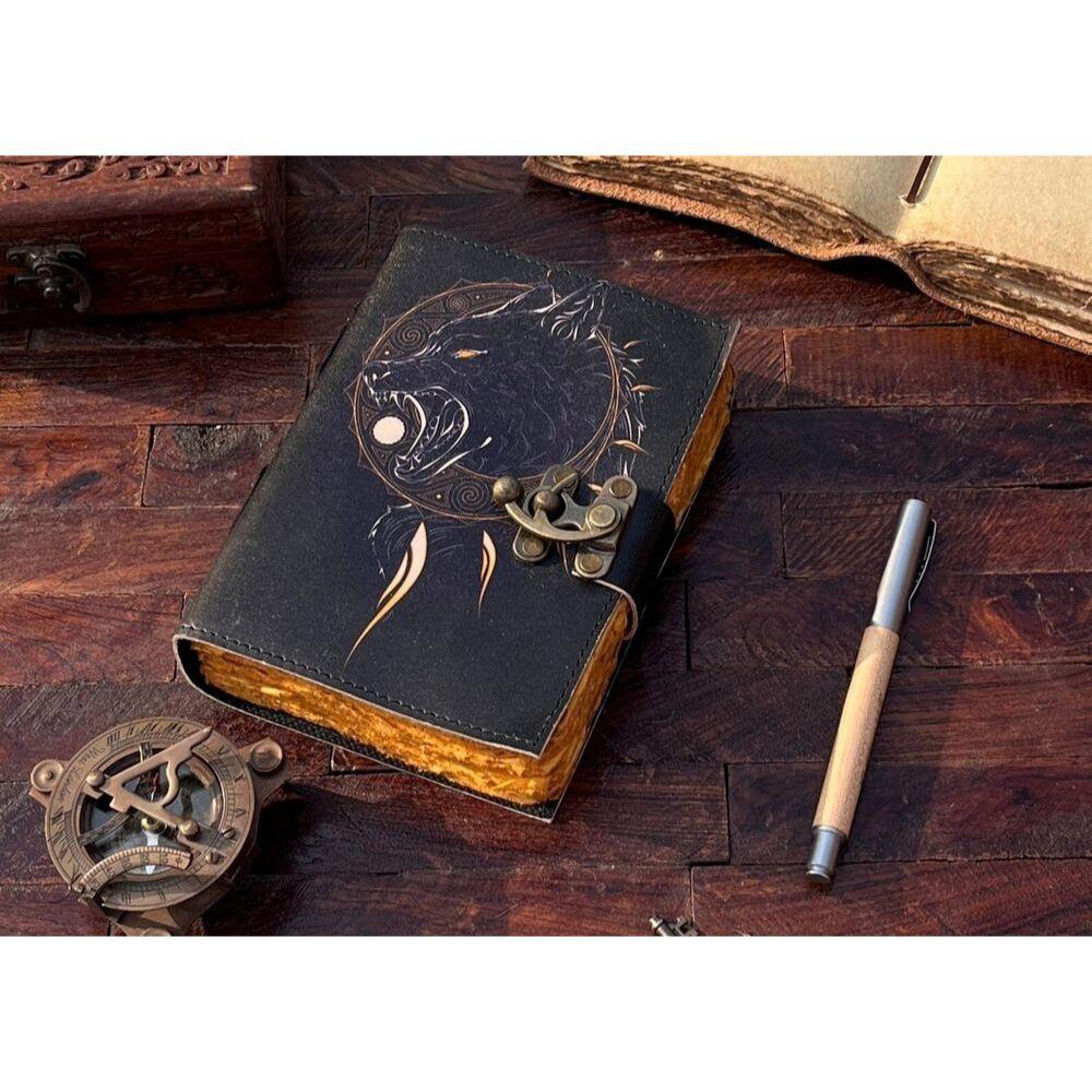 Кожаный журнал ручной работы с принтом волка, замок типа C, закрыватель • Пустые винтажные края
Кожаный журнал ручной работы с принтом волка, замок типа C, закрыватель • Пустые винтажные края