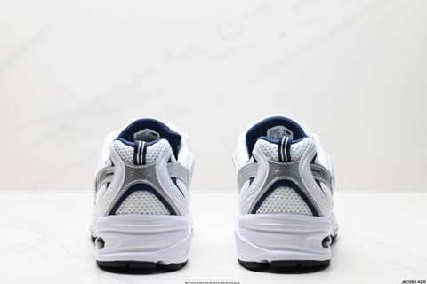 На кроссовки New Balance 530 в стиле ретро — это один классический стиль, которые получили перепретент, комплексные новые кроссовки