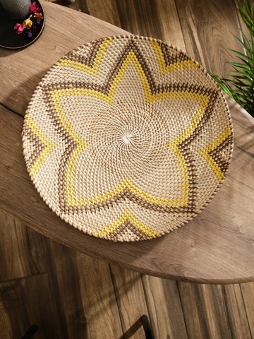 Тарелка декоративная плетёная 'Цветок', 50x50x5 см, ротанг, чёрно-жёлтая