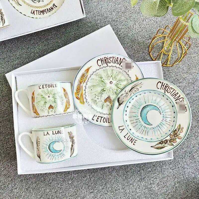 

Кофейные чашки Dior, чашки для черного чая, кофейные тарелки, послеобеденный чай, костяной фарфор ручной росписи Feng Xing Sun с