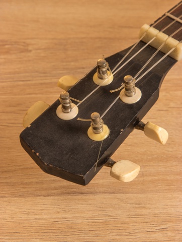 Сувенирный музыкальный инструмент Укулеле 'Дельфины', 58 см, махагон, дерево