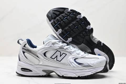 На кроссовки New Balance 530 в стиле ретро — это один классический стиль, которые получили перепретент, комплексные новые кроссовки