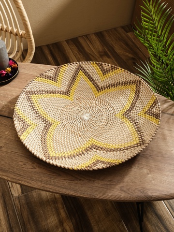 Тарелка декоративная плетёная 'Цветок', 50x50x5 см, ротанг, чёрно-жёлтая