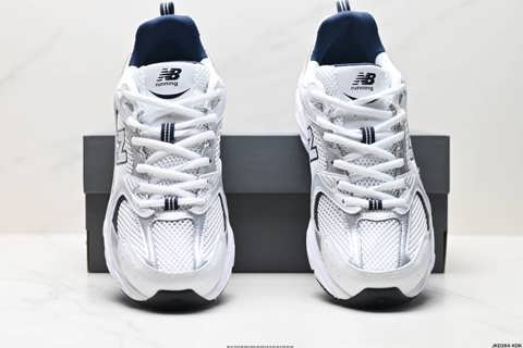 На кроссовки New Balance 530 в стиле ретро — это один классический стиль, которые получили перепретент, комплексные новые кроссовки