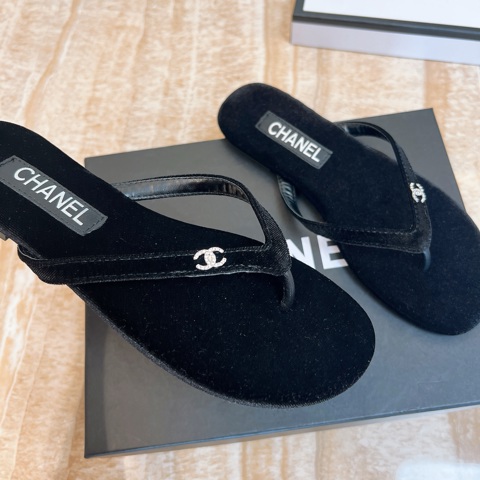 Женские модные тапочки CHANEL 2026 лимитированные бархатные вьетнамки с кристаллами и резиновой подошвой