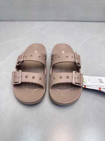 Сандалии Crocs Saturday с двойной пряжкой, простые и удобные, устойчивы к истиранию.