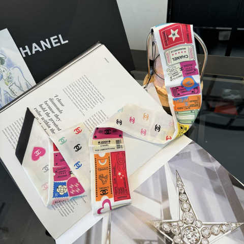 Копия премиум-класса Шарф-твилли от Chanel уже здесь. Он действительно просто очаровательный. Все без колебаний берут по три шту
