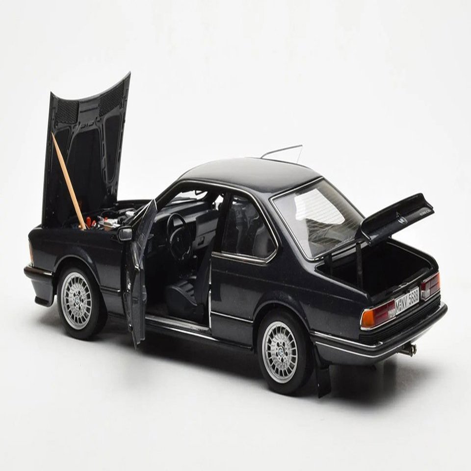 Модель BMW E24 635 CSI 1988 AUTOART 1:18 Черный металлический