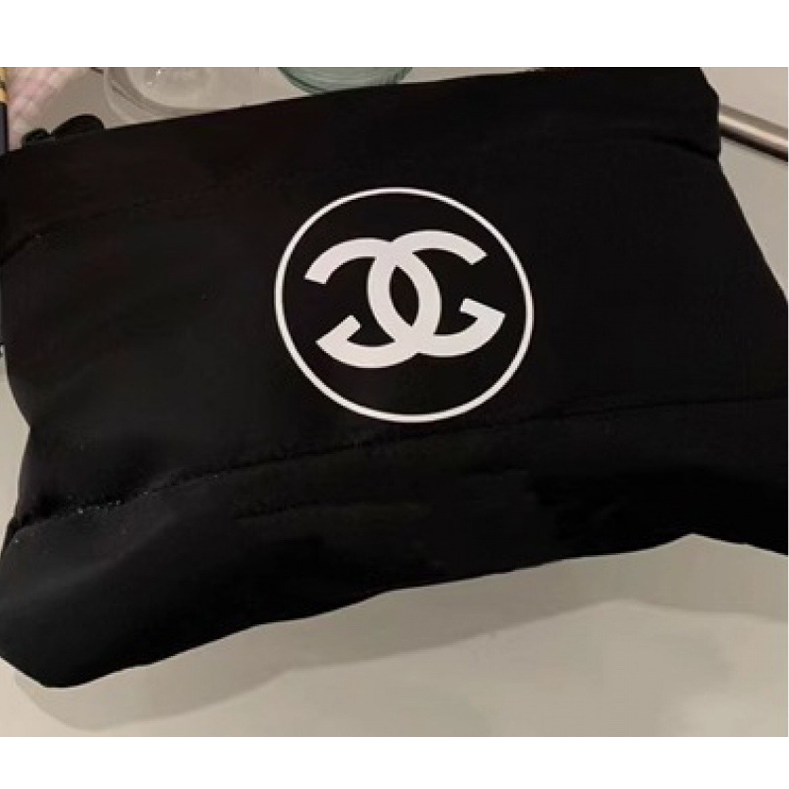 

Черная уютная пушистая косметичка Chanel