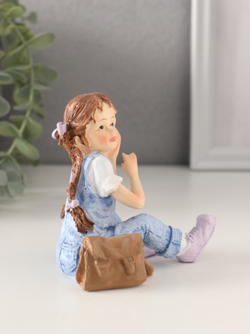 3 шт. Фигурка полистоун 'Малышка в джинсовом комбинезоне с сумкой-портфелем', 11x6.5x12 см