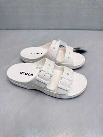 Сандалии Crocs Saturday с двойной пряжкой, простые и удобные, устойчивы к истиранию.