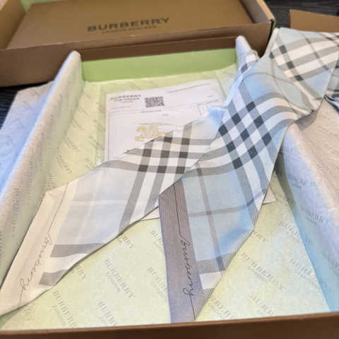 Копия премиум-класса Узкий шелковый шарф Burberry из твиловой ткани украшен фирменным винтажным клетчатым узором и культовыми по