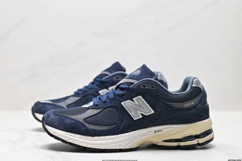 Ретро-товары New Balance 2002R виды ретро-обуви New Balance 2002R недавно представила новую обувь-кроссовки, ставшие