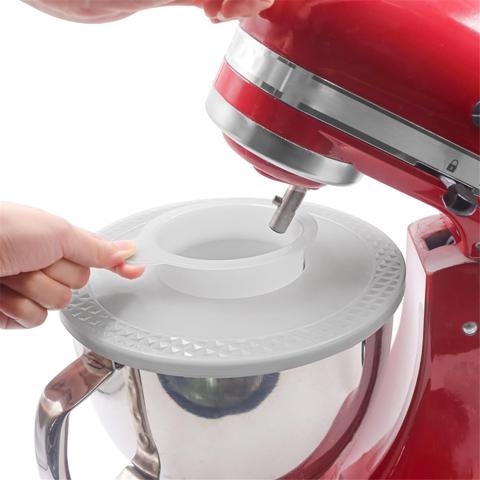 Для миксеров KitchenAid емкостью 4,5-5 Кварт с наклонной головкой установите защитный экран для заливки и крышки чаш миксеров, защищающие миксер от брызг.