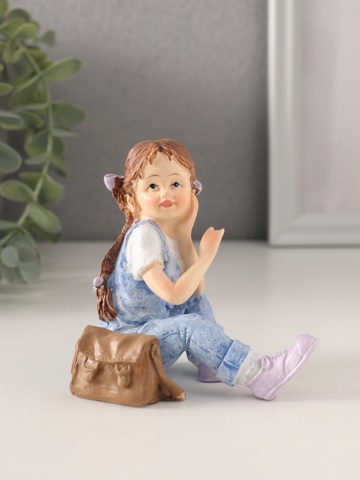 3 шт. Фигурка полистоун 'Малышка в джинсовом комбинезоне с сумкой-портфелем', 11x6.5x12 см