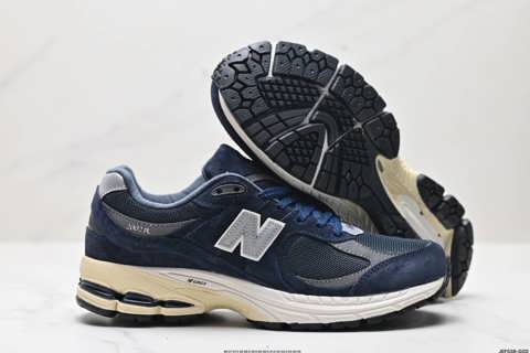 Ретро-товары New Balance 2002R виды ретро-обуви New Balance 2002R недавно представила новую обувь-кроссовки, ставшие