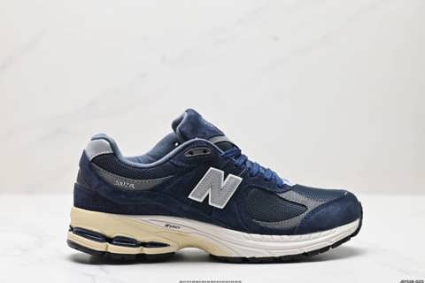 Ретро-товары New Balance 2002R виды ретро-обуви New Balance 2002R недавно представила новую обувь-кроссовки, ставшие