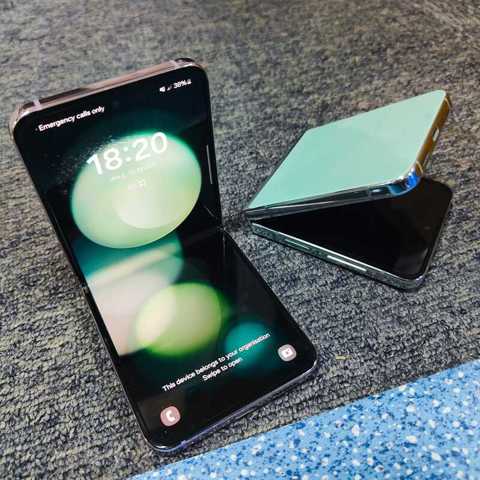 Аутентичный Z Flip 50% Off Складным Экраном 5G СовмеСтимый Со Всеми Сетями Смартфон Большой Памятью И Высоким РазРешением