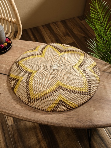 Тарелка декоративная плетёная 'Цветок', 50x50x5 см, ротанг, чёрно-жёлтая