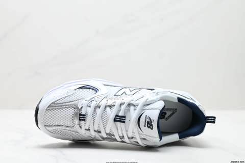 На кроссовки New Balance 530 в стиле ретро — это один классический стиль, которые получили перепретент, комплексные новые кроссовки
