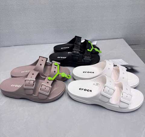 Сандалии Crocs Saturday с двойной пряжкой, простые и удобные, устойчивы к истиранию.