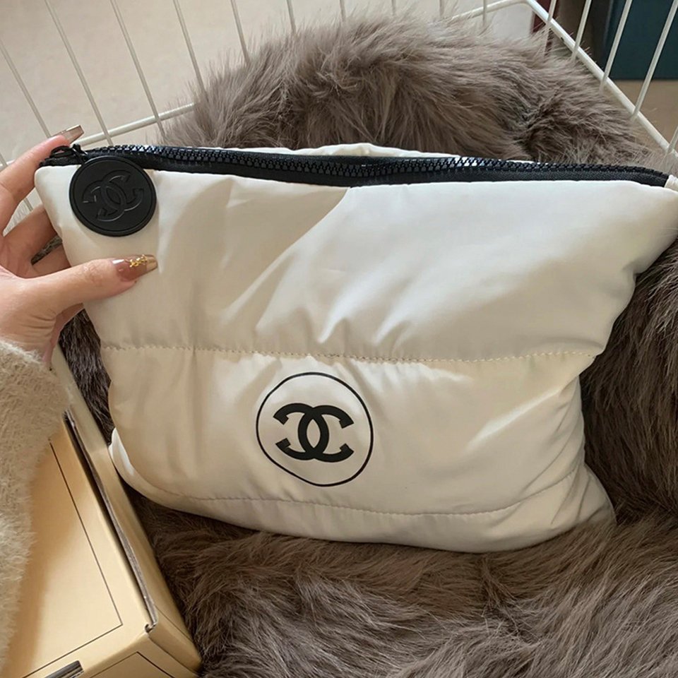 

Пышная черная косметичка-клатч Chanel
