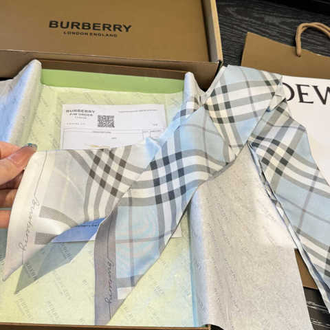 Копия премиум-класса Узкий шелковый шарф Burberry из твиловой ткани украшен фирменным винтажным клетчатым узором и культовыми по