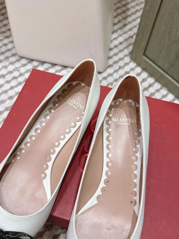 Туфли Valentino 2026 бант на острие лодочки на каблуке черная лакированная кожа замша ремешок сзади стройнящие ноги