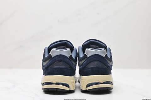 Ретро-товары New Balance 2002R виды ретро-обуви New Balance 2002R недавно представила новую обувь-кроссовки, ставшие