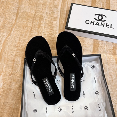 Женские модные тапочки CHANEL 2026 лимитированные бархатные вьетнамки с кристаллами и резиновой подошвой