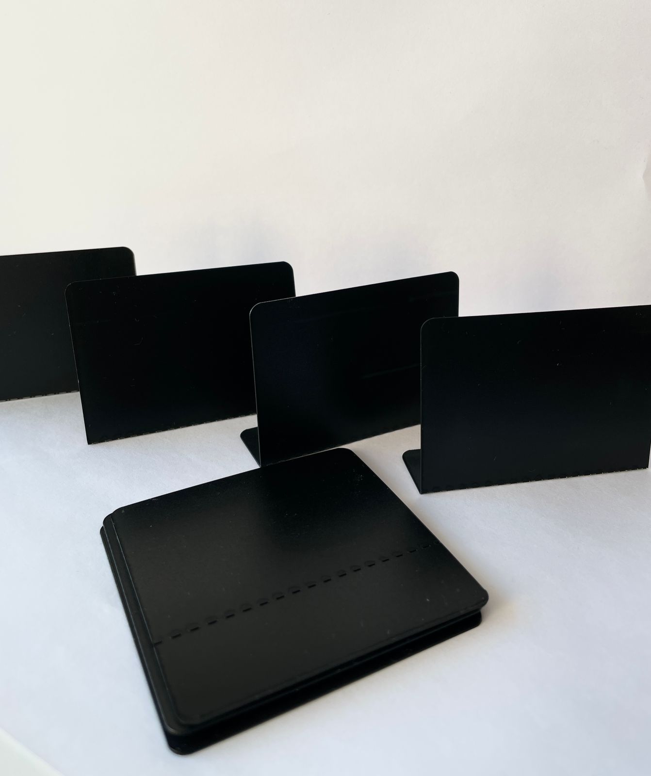 

Многоразовые меловые маркерные настольные А8 ценники 10,25 штук, Прочные ценники пластиковые черные, красные для торговли