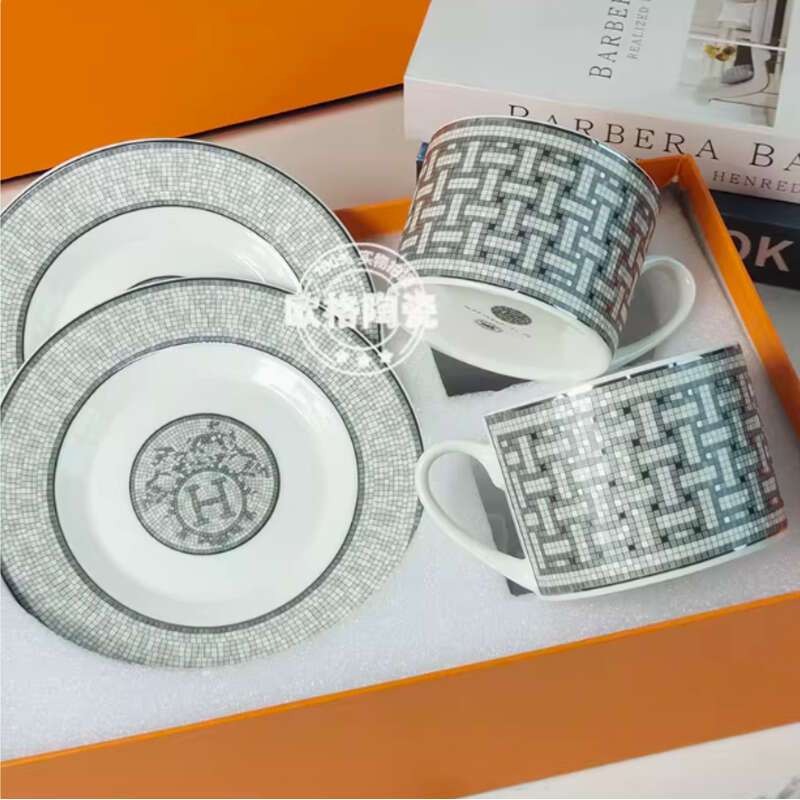 

Торт Hermes в европейском стиле с золотой повозкой, запряженной лошадьми, Двухслойный набор фруктовых закусок, Тарелка для домашней гостиничной посуды