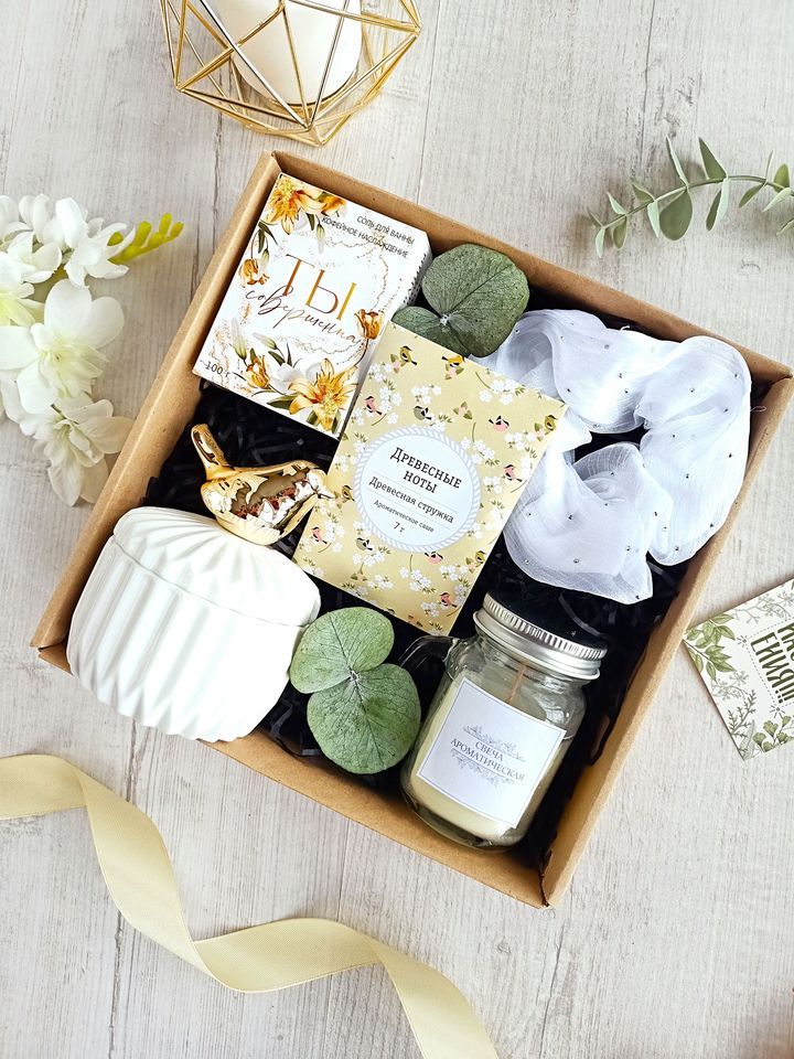 

Подарочный бокс женский "Птичка золотая" Подарок девушке Подарок маме Подарок на 8 марта Гифтбокс женщине