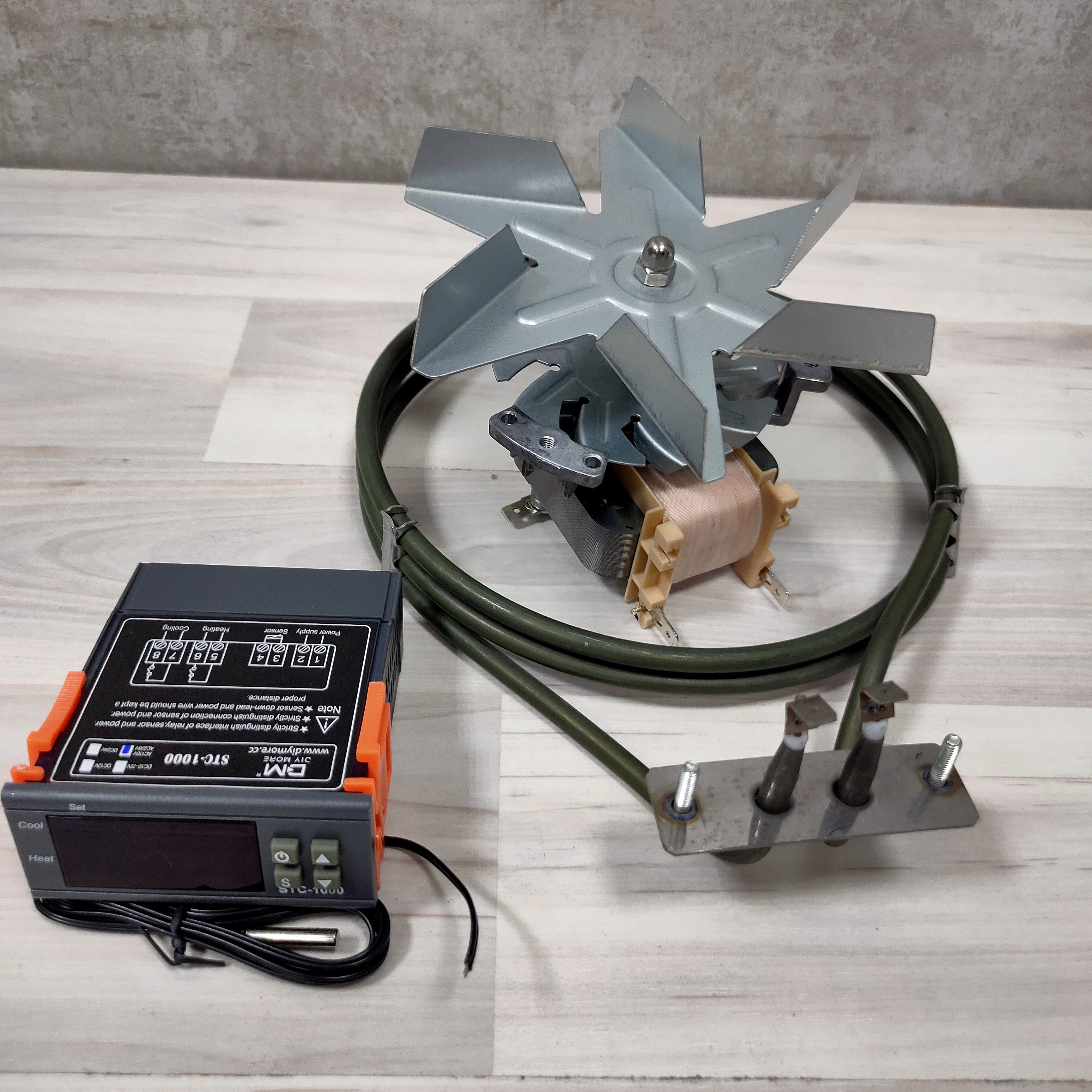 

Набор конвекции коптильни №4. Вентилятор ось 28мм + терморегулятор STC1000 + ТЭН 2.4кВт