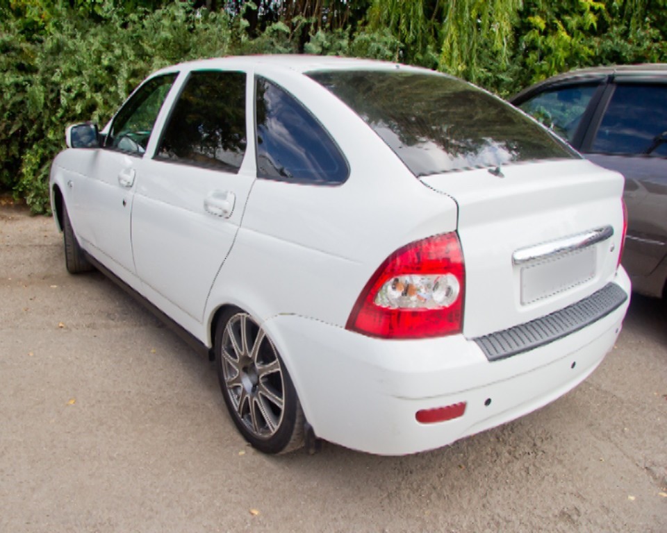 

Накладка на задний бампер Лада Приора хэтчбек с 2007 г.в.