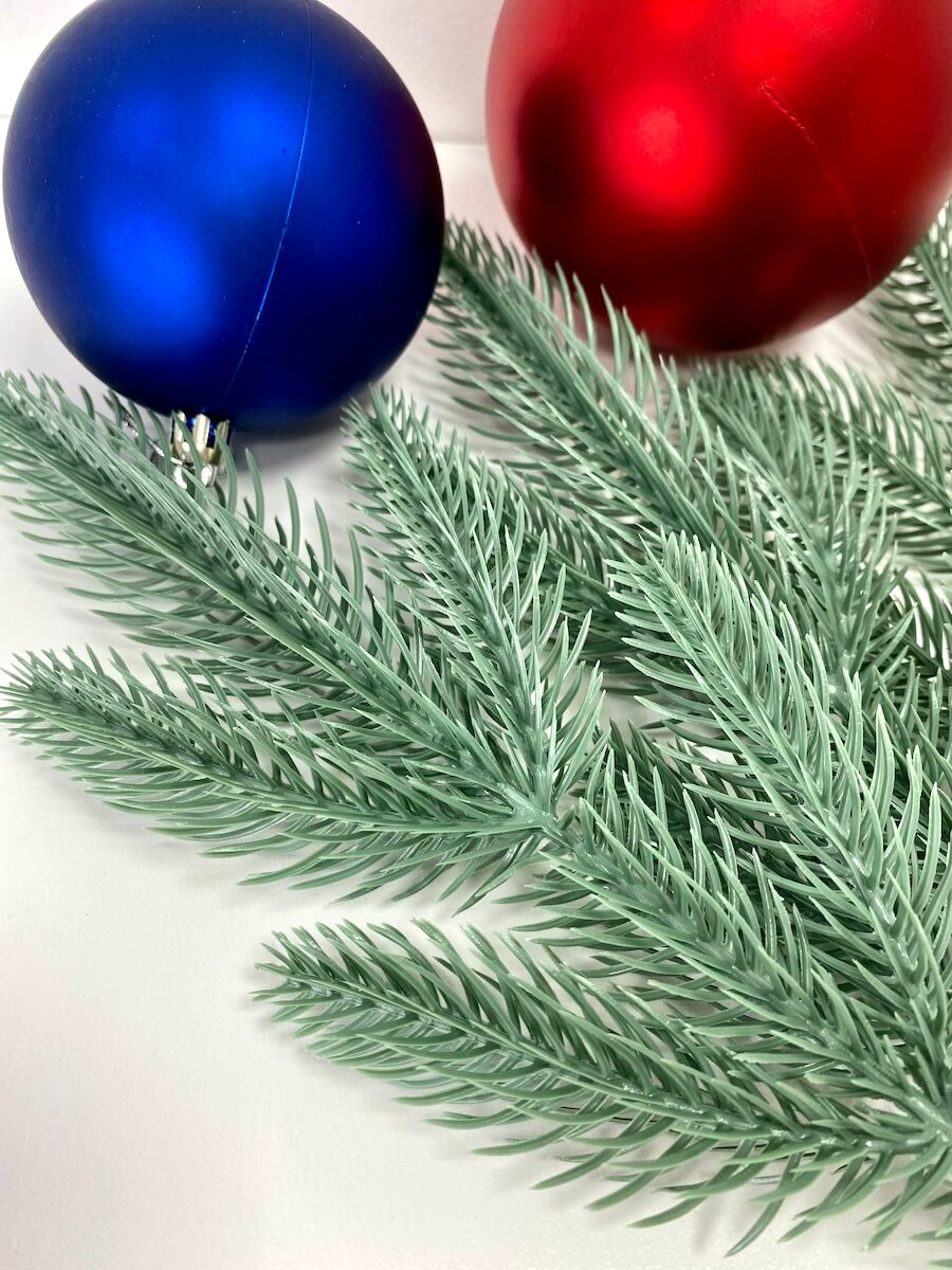 

Искусственные ветки для новогоднего декора арт. 12105 зеленые и голубые литые ветки