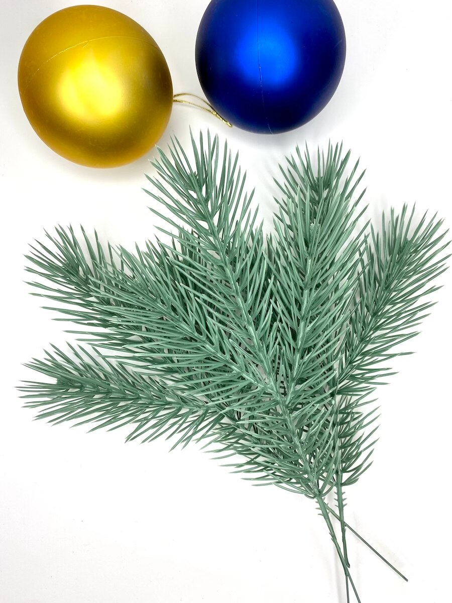 

Искусственные хвойные ветки ели для новогоднего декора арт. 1282 зеленые и голубые литые ветки