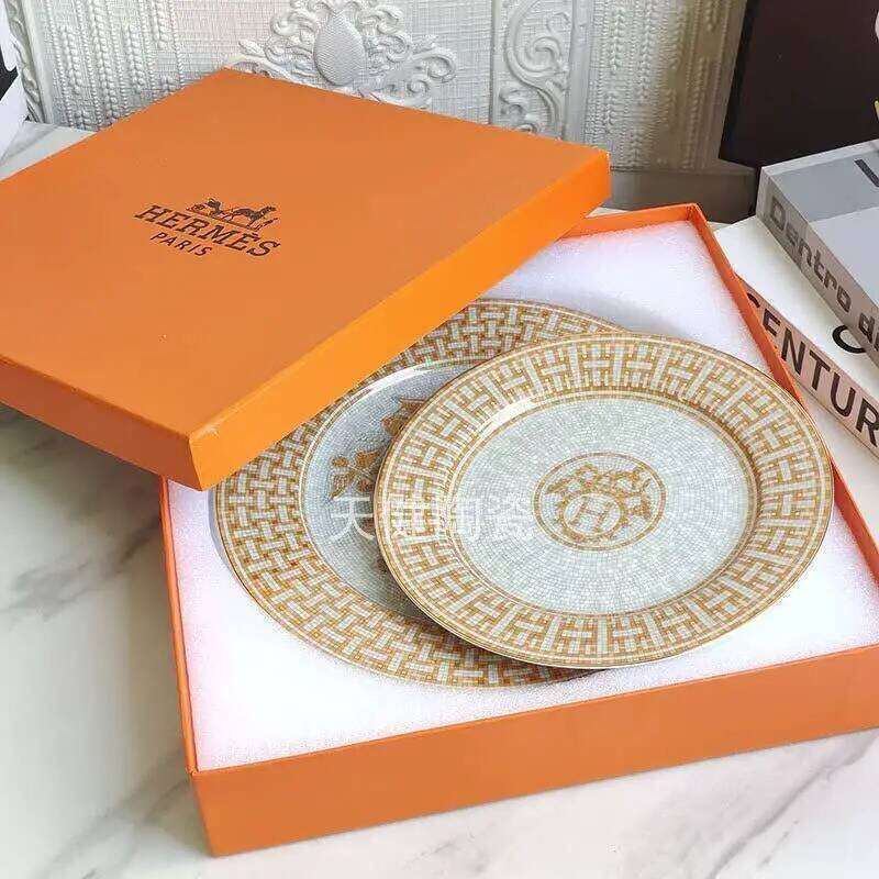 

Торт Hermes в европейском стиле с золотой повозкой, запряженной лошадьми, Двухслойный набор фруктовых закусок, Тарелка для домашней гостиничной посуды