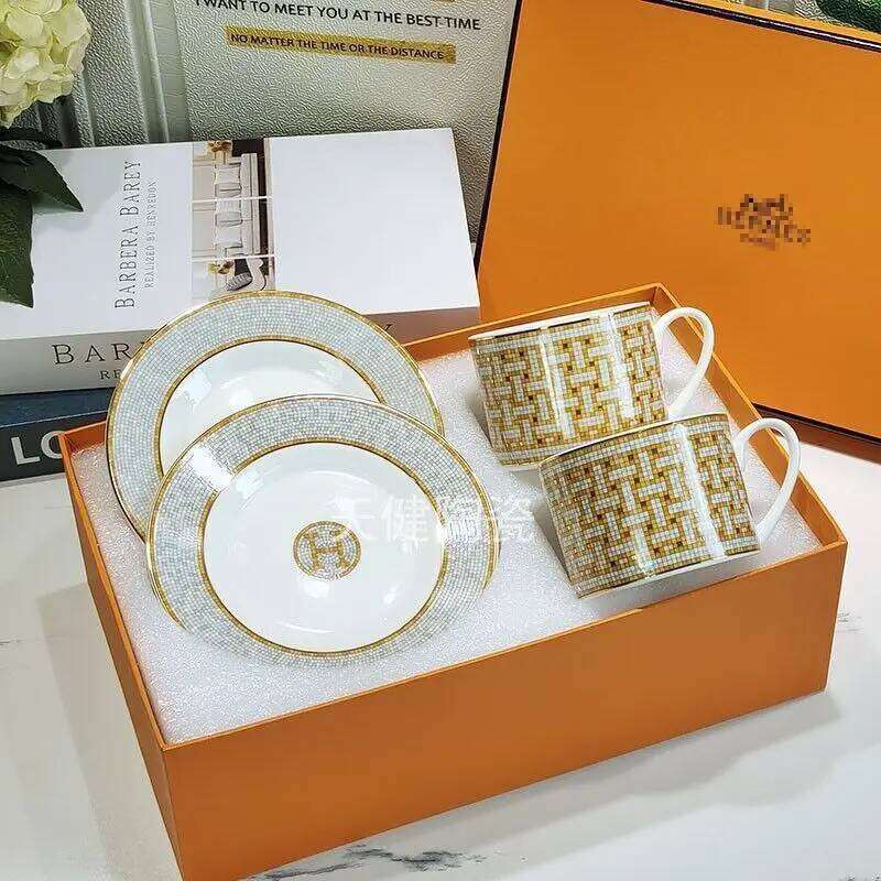 

Торт Hermes в европейском стиле с золотой повозкой, запряженной лошадьми, Двухслойный набор фруктовых закусок, Тарелка для домашней гостиничной посуды