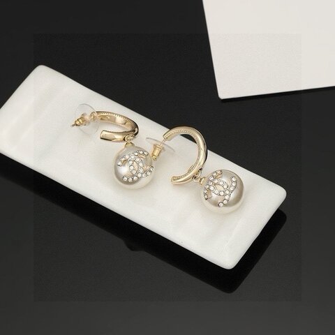 серьги в стил Chanel copy 1:1 Простой дизайн, модный и универсальный, подойдет для любого случая и в качестве подарка
