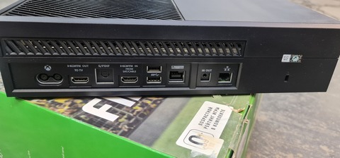 Xbox One 500gb б/у в хорошем состоянии