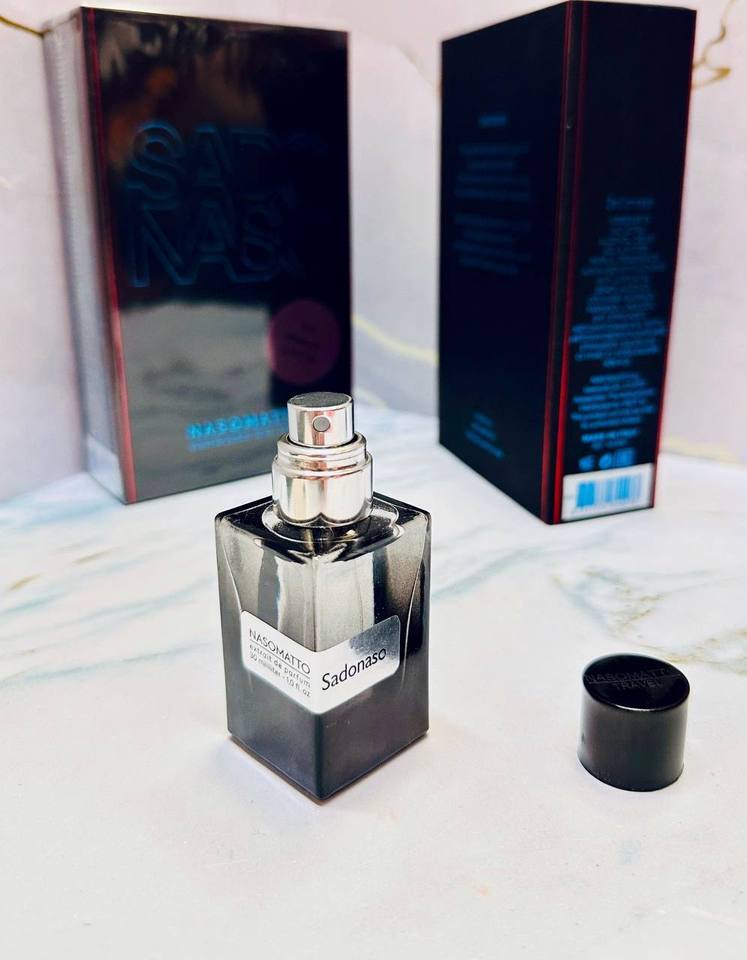 Сексуалды еркек карикатурасы Жуынатын бөлмеде ер адамның әйелдің кискасын ұстағаны түсірілген видео