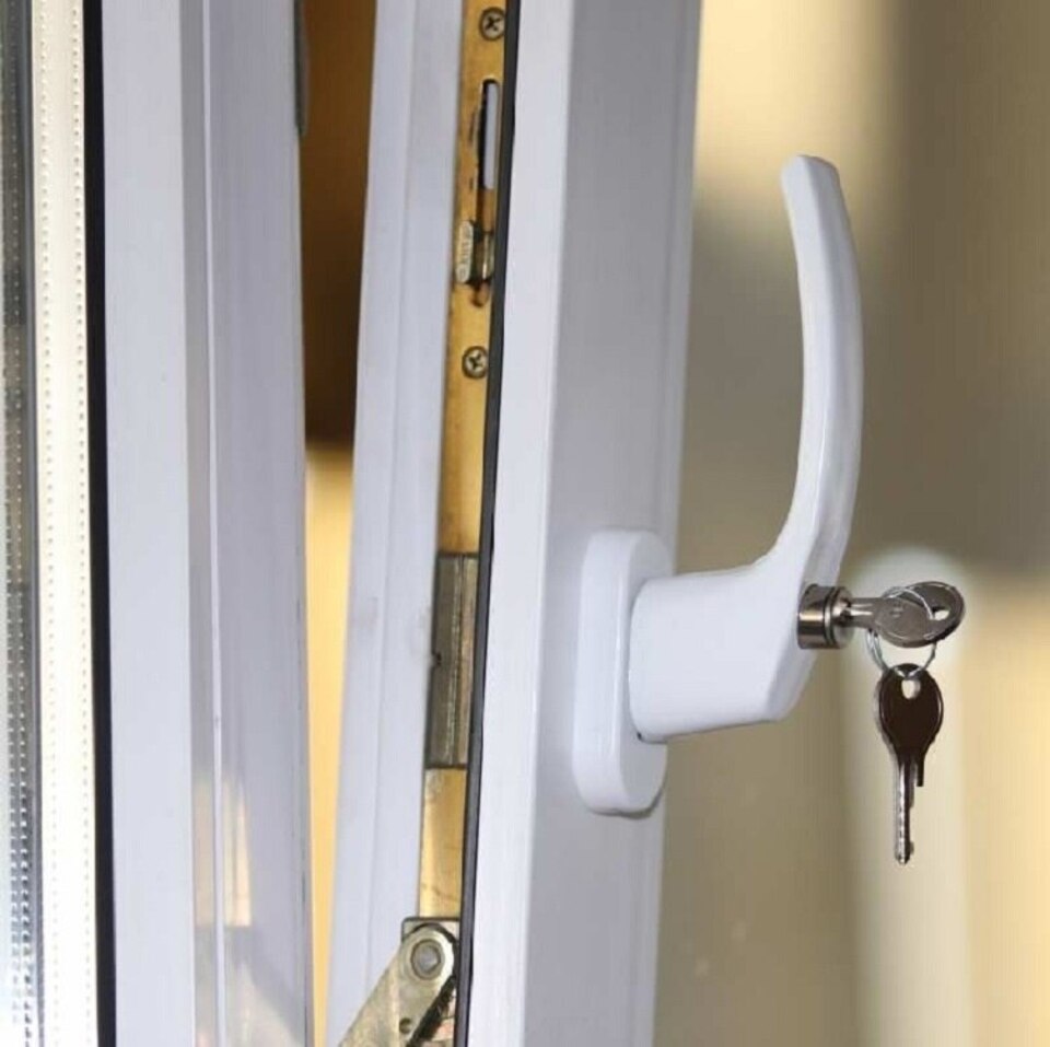 Пример замка на пластиковом окне