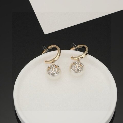 серьги в стил Chanel copy 1:1 Простой дизайн, модный и универсальный, подойдет для любого случая и в качестве подарка