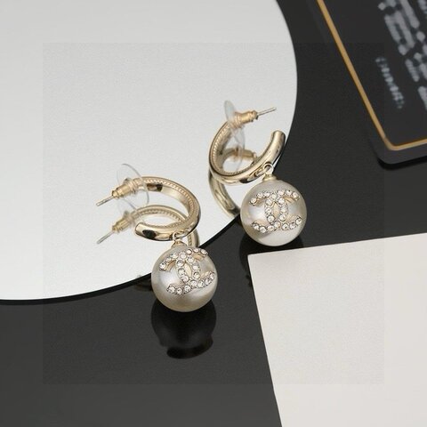 серьги в стил Chanel copy 1:1 Простой дизайн, модный и универсальный, подойдет для любого случая и в качестве подарка