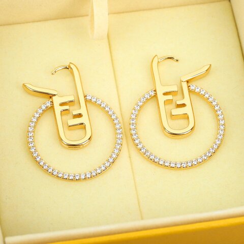 серьги в стил Fendi copy 1:1 Простой дизайн, изысканный и модный, подходит для ежедневного ношения